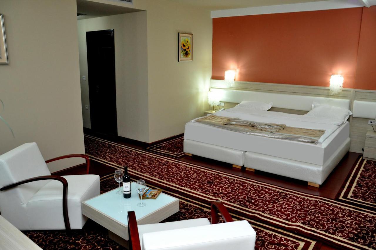 Hotel New Star Skopje Esterno foto